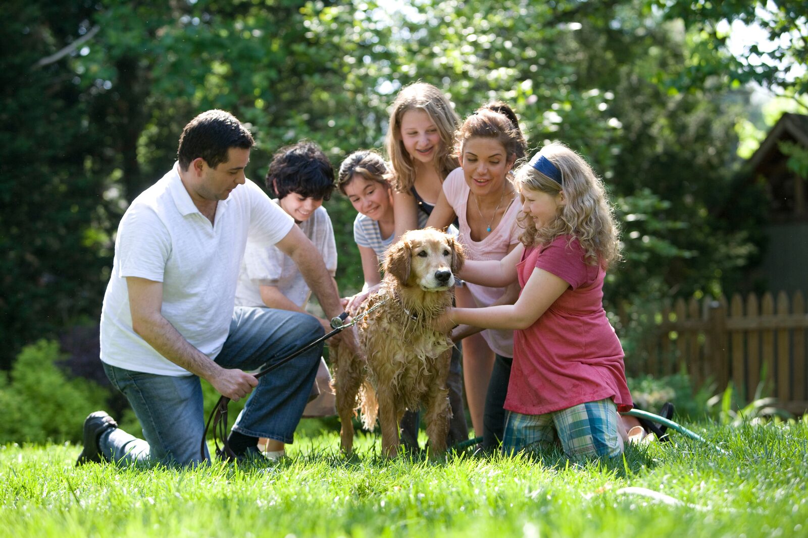Pet sitter professionnel avec un chien en garde